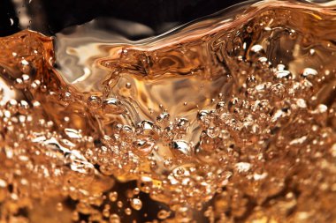 Siyah bir zemin üzerine beyaz şarap soyut sıçraması