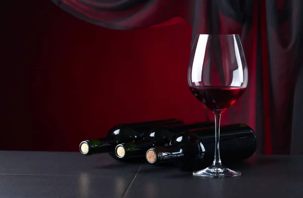 Bottiglie e bicchiere di vino rosso — Foto Stock