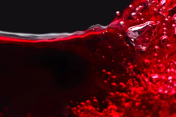 Schizzi astratti di vino rosso su sfondo nero — Foto Stock