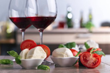  domates, fesleğen ve kırmızı şarap ile mozzarella