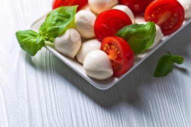  Domates ve fesleğenli mozzarella 