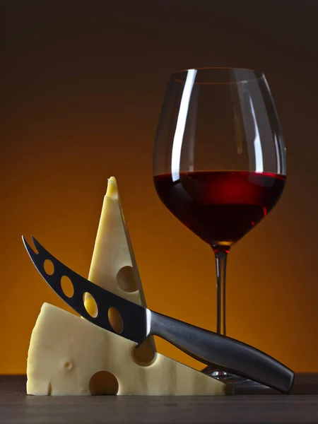 Queso y copa de vino tinto — Foto de Stock