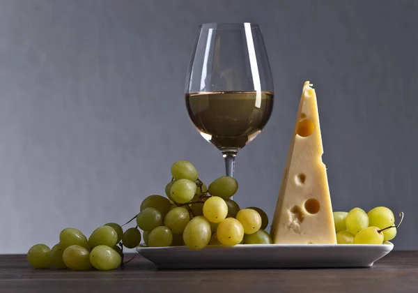 Queijo com uva e copo de vinho — Fotografia de Stock