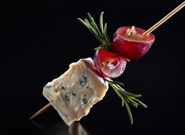 Μπλε τυρί με σταφύλι και δεντρολίβανο — Φωτογραφία Αρχείου