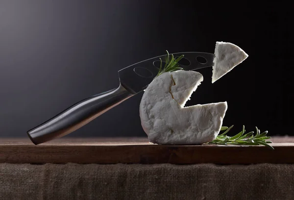 自家製チーズとローズマリー — ストック写真
