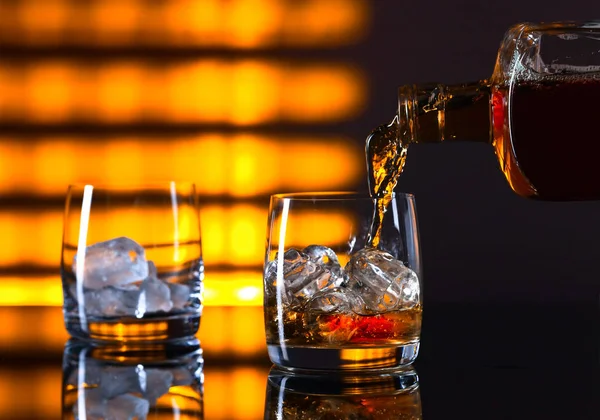 Glas whisky med is — Stockfoto