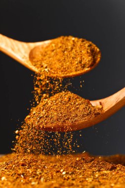 Tahta kaşık ile farklı baharat karışımı