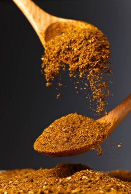 Tahta kaşık ile farklı baharat karışımı