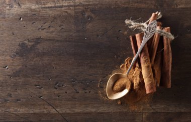 Tarçın çubukları ve pudra tahta bir masada.