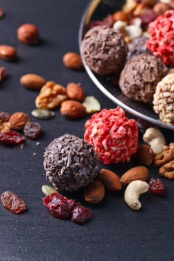 Ev yapımı şeker çikolata, fındık ve kurutulmuş çilek ile