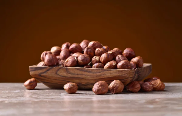 Lískové ořechy ve staré dřevěné misce — Stock fotografie