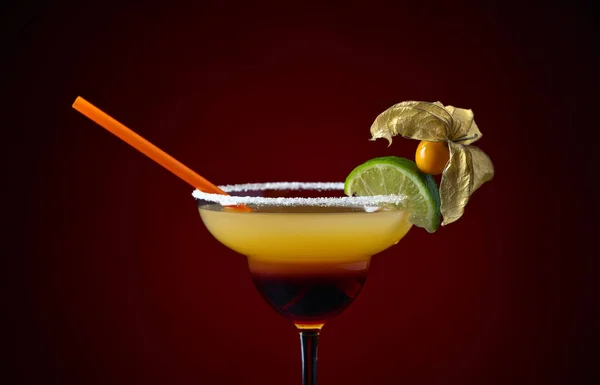 Cocktail mit Physalis und Limette — Stockfoto