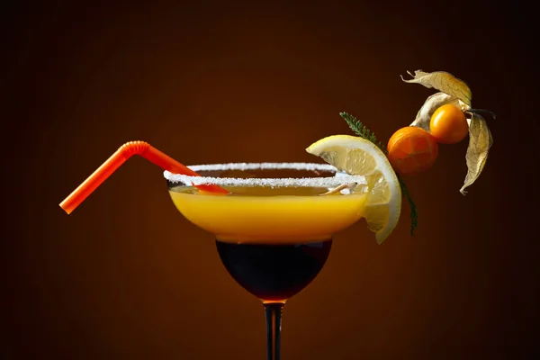 Cocktail com physalis, kumquat e limão — Fotografia de Stock