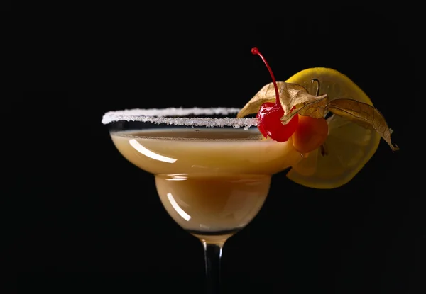 Cocktail med physalis, körsbär och citron — Stockfoto