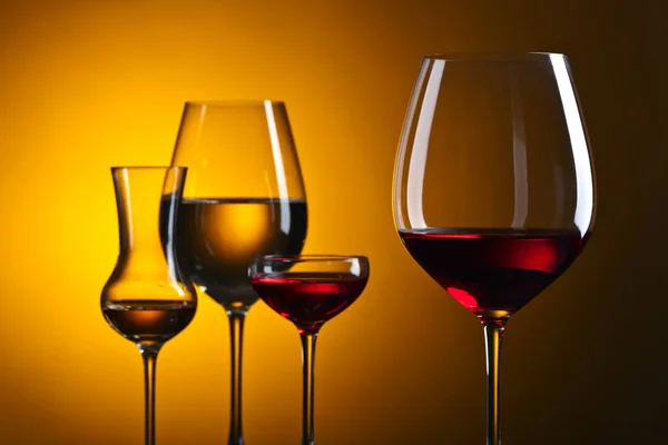 Kırmızı ve beyaz şarap bardakları — Stok fotoğraf