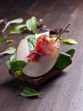 Prosciutto ile armut ahşap bir masa üzerinde