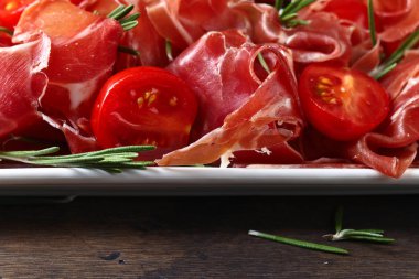  Prosciutto biberiye ve domates ahşap bir masa üzerinde