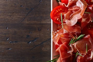  Prosciutto biberiye ve domates üzerinde ahşap bir masa, sp ücretsiz ile