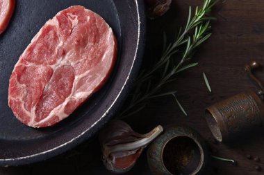 Domuz eti biftek biberiye, sarımsak ve biber, üstten görünüm 