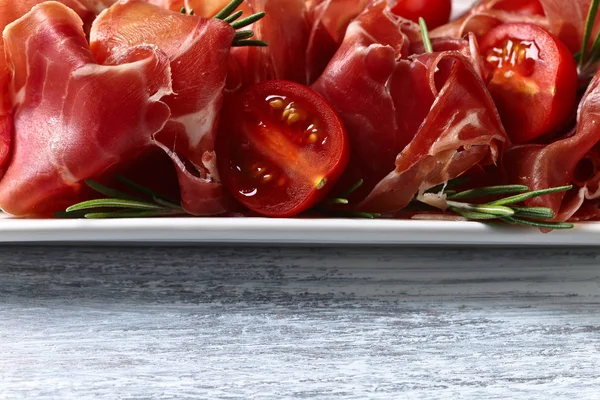 Prosciutto biberiye ve domates üzerinde ahşap bir masa, sp ücretsiz ile — Stok fotoğraf