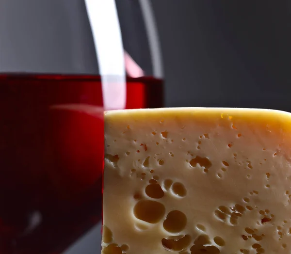 Queso y copa de vino tinto — Foto de Stock