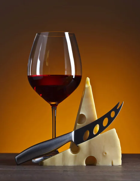 Queso y copa de vino tinto — Foto de Stock