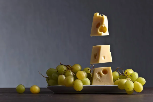 Magické sýr s hroznovým vínem — Stock fotografie