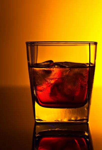 Whiskey con ghiaccio, copia lo spazio per il testo — Foto Stock