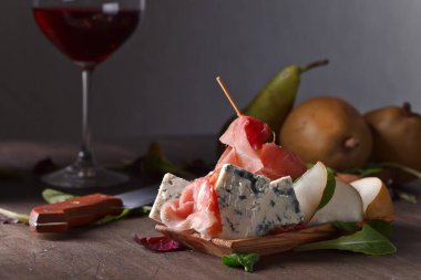 mavi peynir jambon, armut ve kırmızı şarap ile