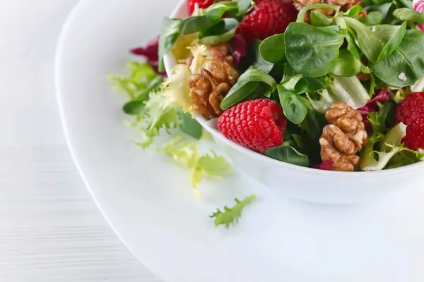 绿色素食沙拉配树莓和坚果 — 图库照片