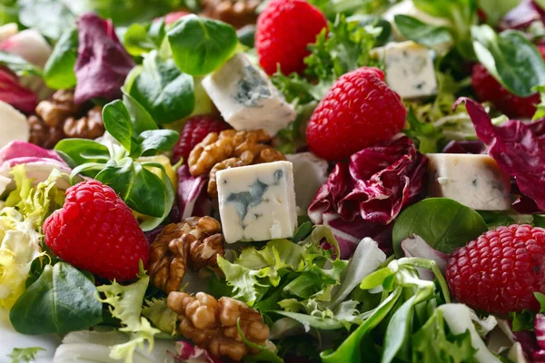 Salada verde com queijo azul, framboesa e nozes — Fotografia de Stock