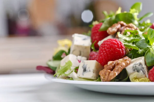 Green salad with blue cheese , raspberry and nuts — Stock Photo, Image