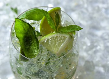 limon dilimleri ve nane yaprakları ile buz