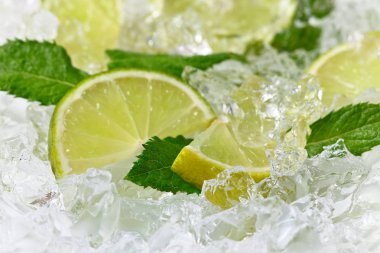  limon dilimleri ve nane yaprakları buz üstünde