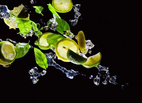 Vápno, citron a máta na černém pozadí — Stock fotografie