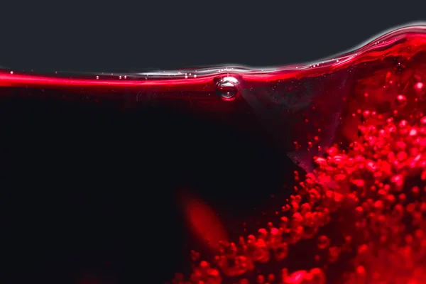 Absztrakt kifröccsenésekor fekete alapon vörös bor — Stock Fotó