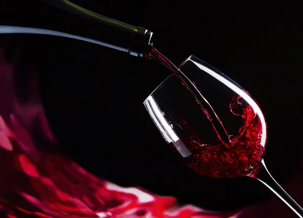 레드 와인 한 병 과 잔 — 스톡 사진