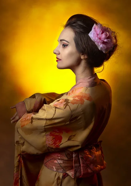 Unga vackra kvinnan i japansk kimono — Stockfoto