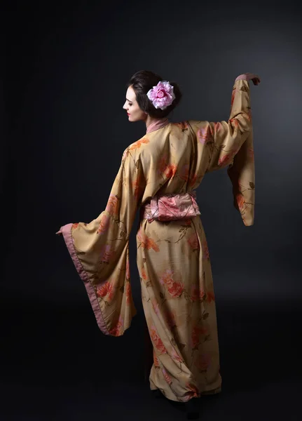 Танці жінка в традиційне японське кімоно на чорному тлі — стокове фото