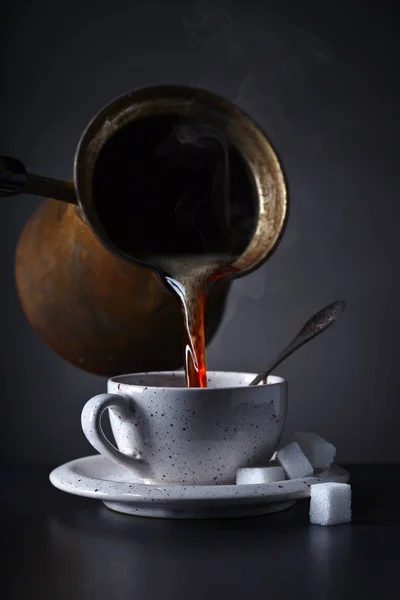 Taza de café y azúcar sobre fondo oscuro — Foto de Stock