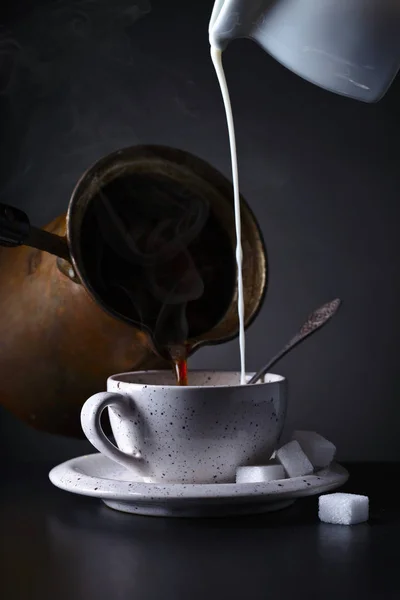 Tazza di caffè con latte su sfondo scuro — Foto Stock