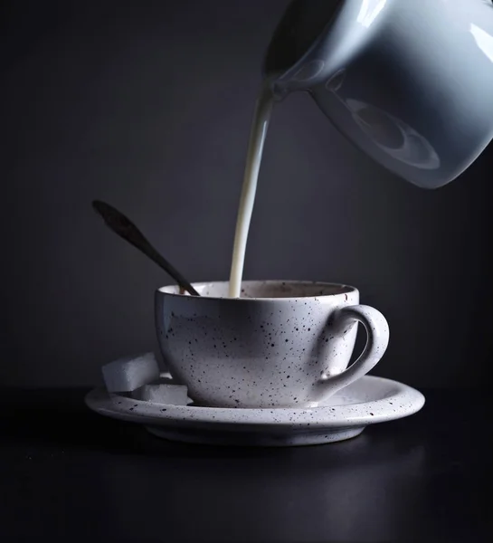 Tasse Kaffee mit Milch auf dunklem Hintergrund — Stockfoto