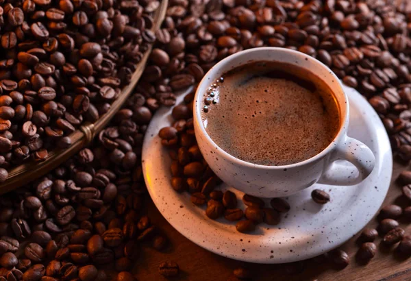 Tasse de café noir et grains torréfiés — Photo