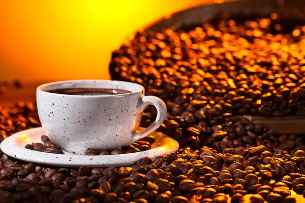 Czarna kawa i palonych ziaren — Zdjęcie stockowe