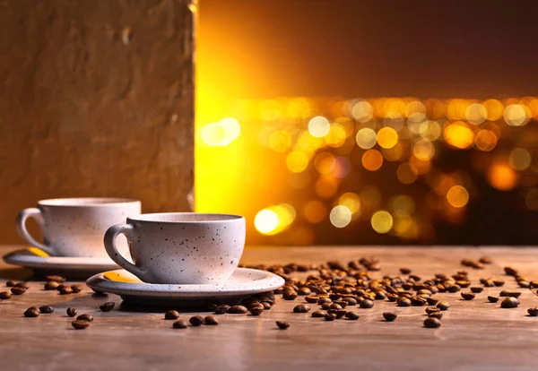 Xícaras de café preto em um fundo da cidade noturna — Fotografia de Stock