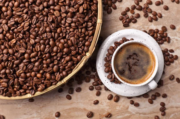 Taza de café negro y frijoles — Foto de Stock