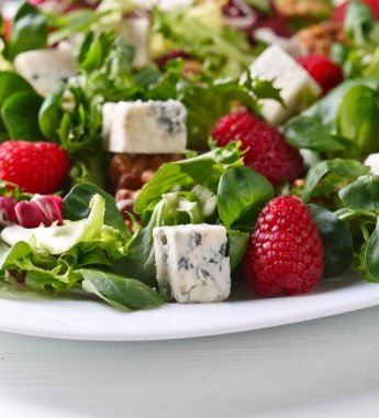 Mavi peynir, ahududu ve fındık yeşil bahar salatası