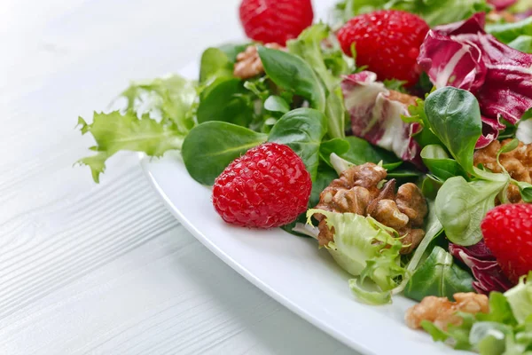 Ahududu ve fındık vegan bahar salatası — Stok fotoğraf