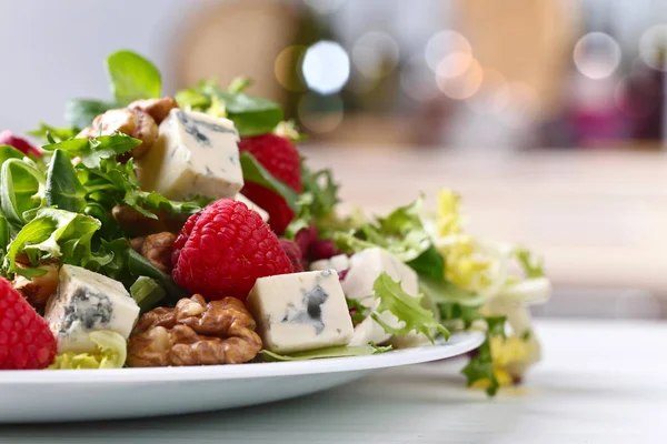 Salada de primavera verde com queijo azul, framboesa e nozes — Fotografia de Stock