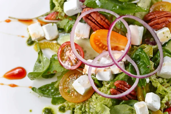 Green salad with avocado, pesto sauce and mozzarella — Stock Photo, Image